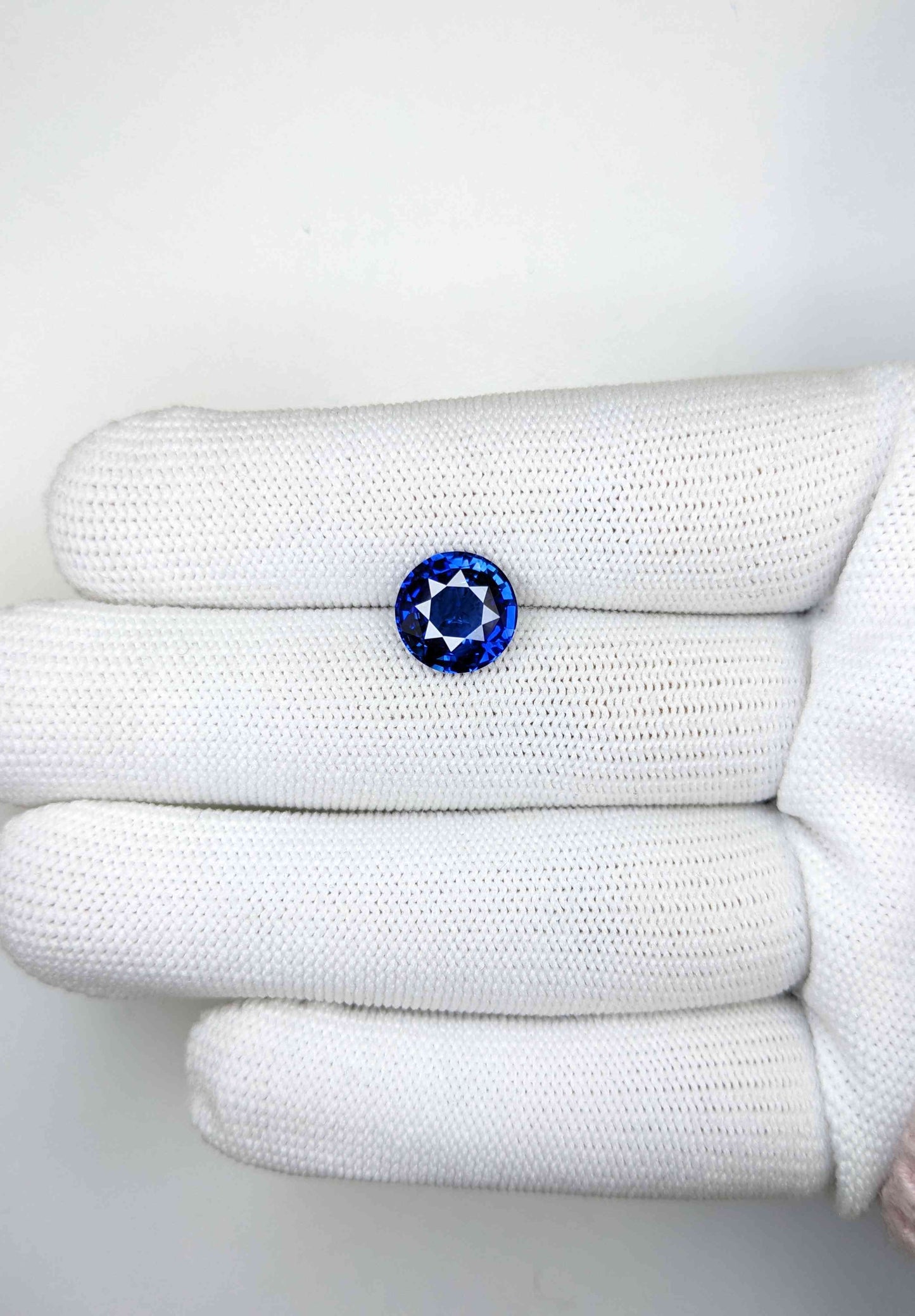 4.17 Carat Round Cut Heat Blue Sapphire Loose Gemstone On Hand