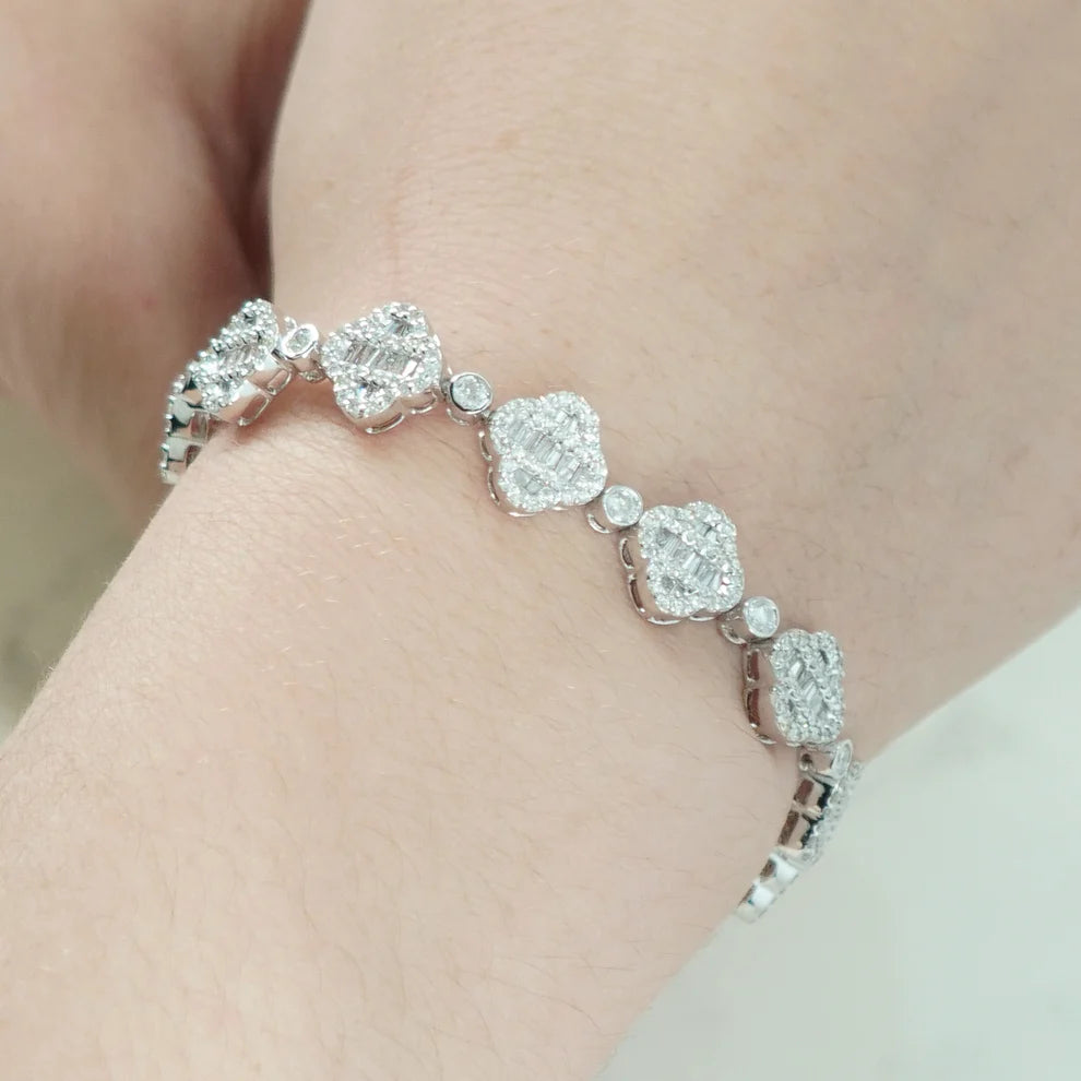 Greta 5 Carat Round & baguette Diamond Clover