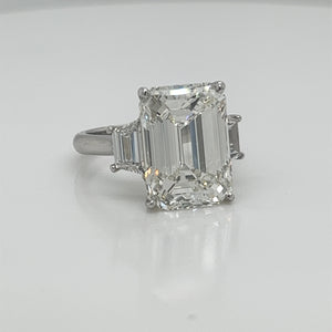 Kassidy 10 Carats Diamond Flanked By Trapezoids Three Stone Ring in White Gold