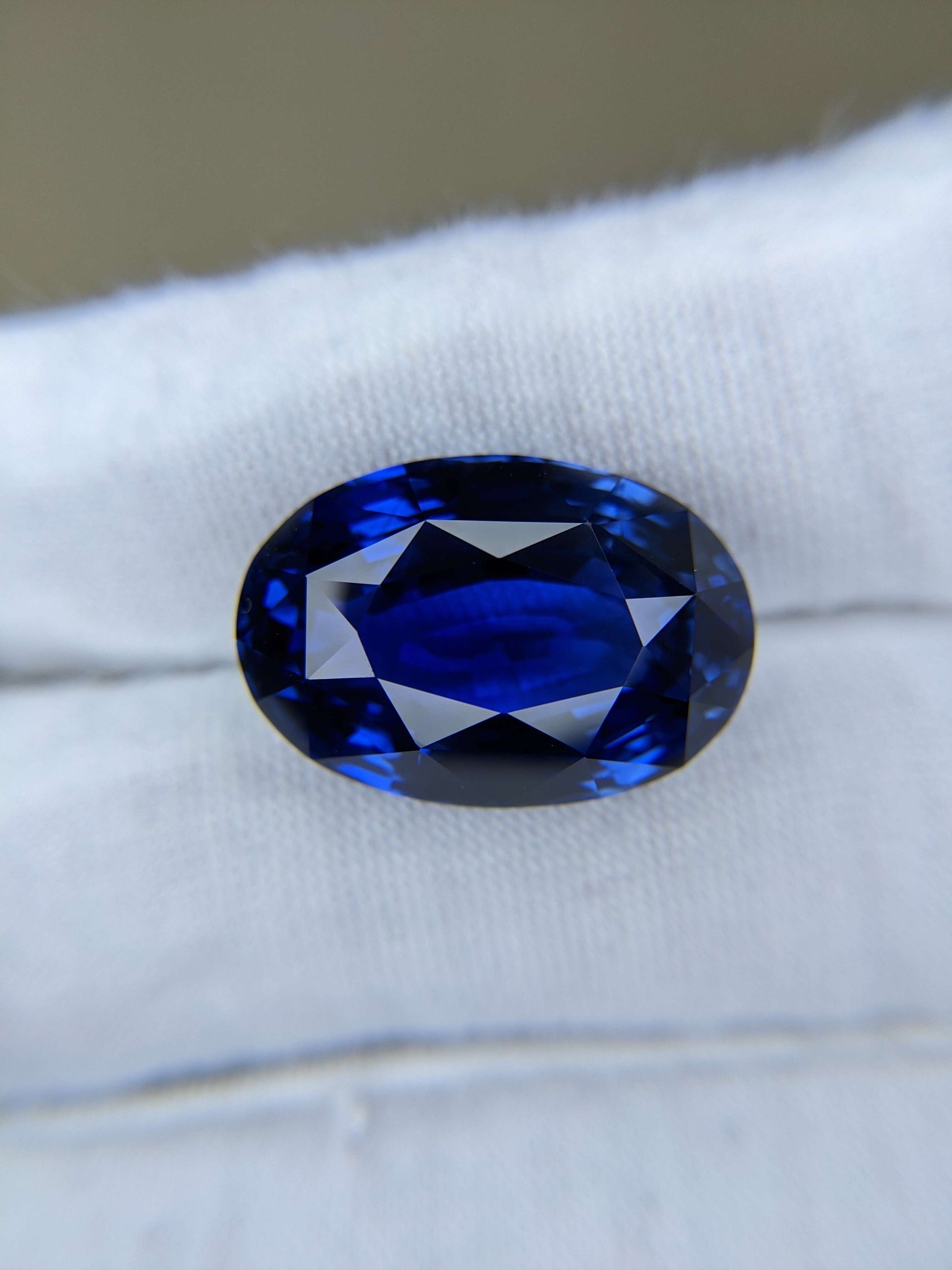 27.27 Carat Oval Cut Heat Vivid Blue Sapphire Loose Gemstone GIA Certified