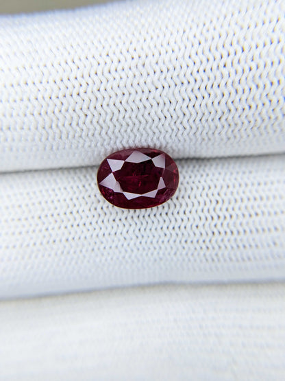 3.08 Carats Oval Cut Heat Red Ruby Loose Gemstone  Closeup