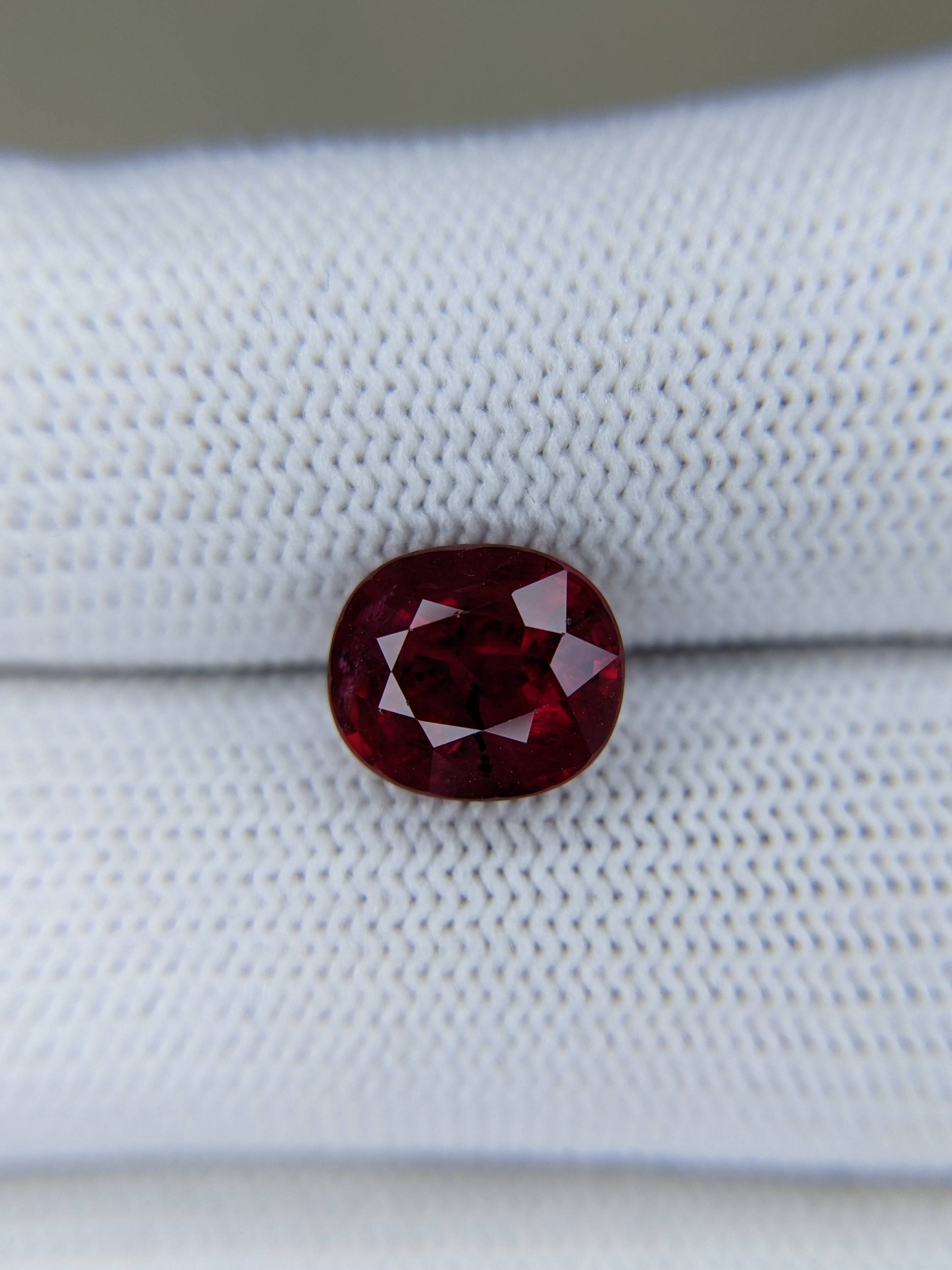 3.51 Carats Oval Cut Heat Vivid Red Ruby Loose Gemstone