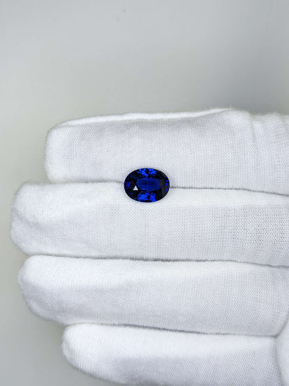 4.03 Carat Oval Cut Heat Vivid Blue Sapphire Loose Gemstone On Hand