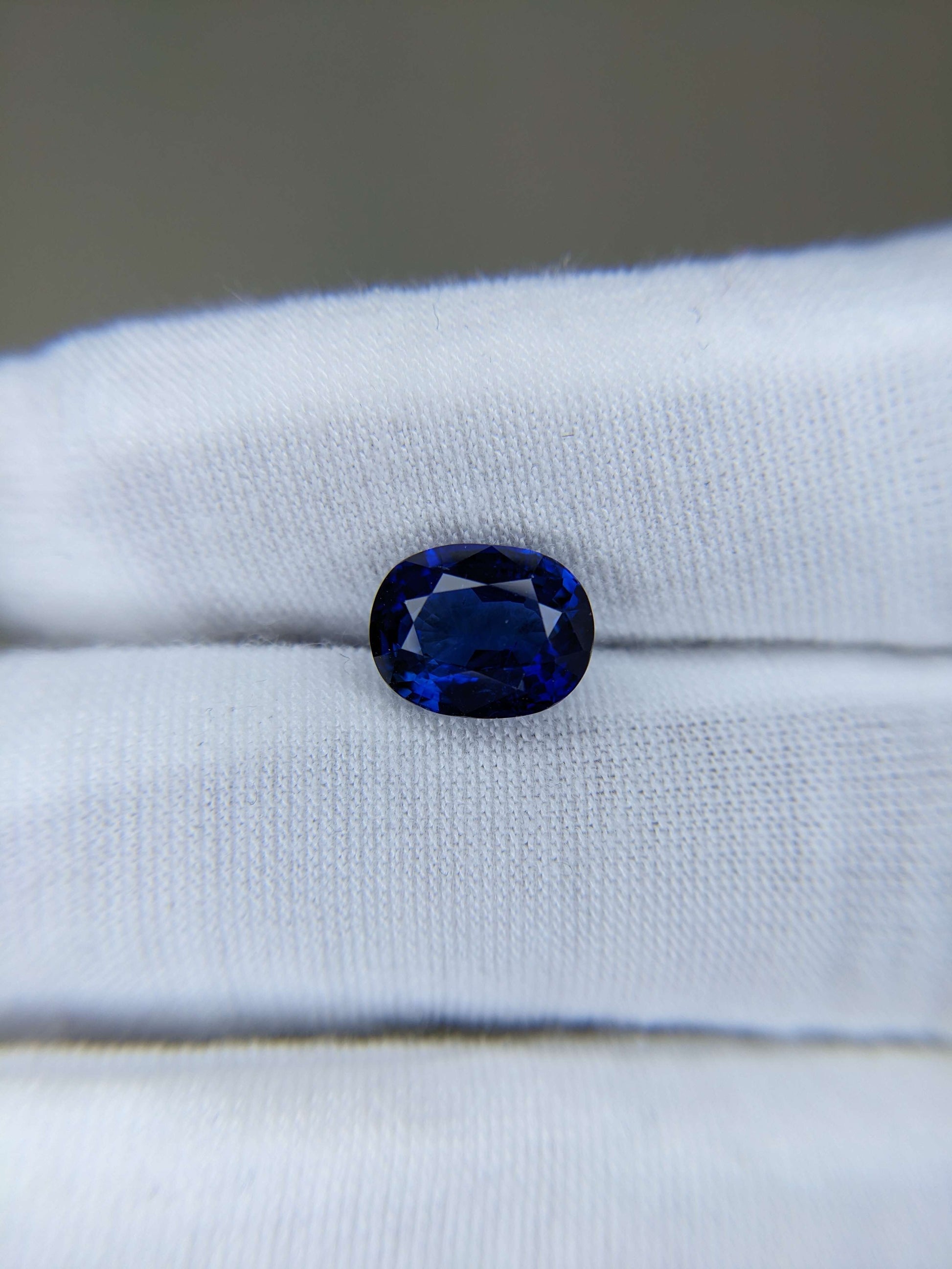 4.33 Carat Oval Cut Heat Blue Sapphire Loose Gemstone GRS