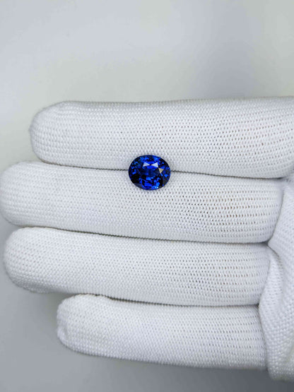 4.42 Carat Oval Cut Heat Blue Sapphire Loose Gemstone On Hand