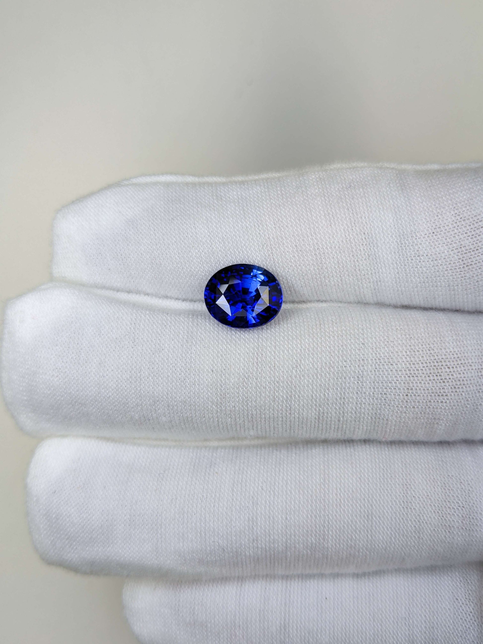 4.52 Carat Oval Cut Heat Royal Blue Sapphire Loose Gemstone On Hand