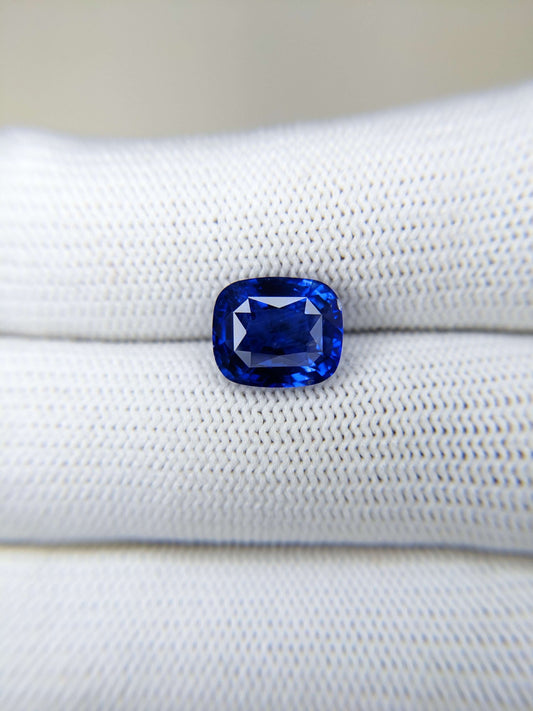 4.53 Carat Cushion Cut Sapphire Heat Blue Sapphire Loose Gemstone On Hand