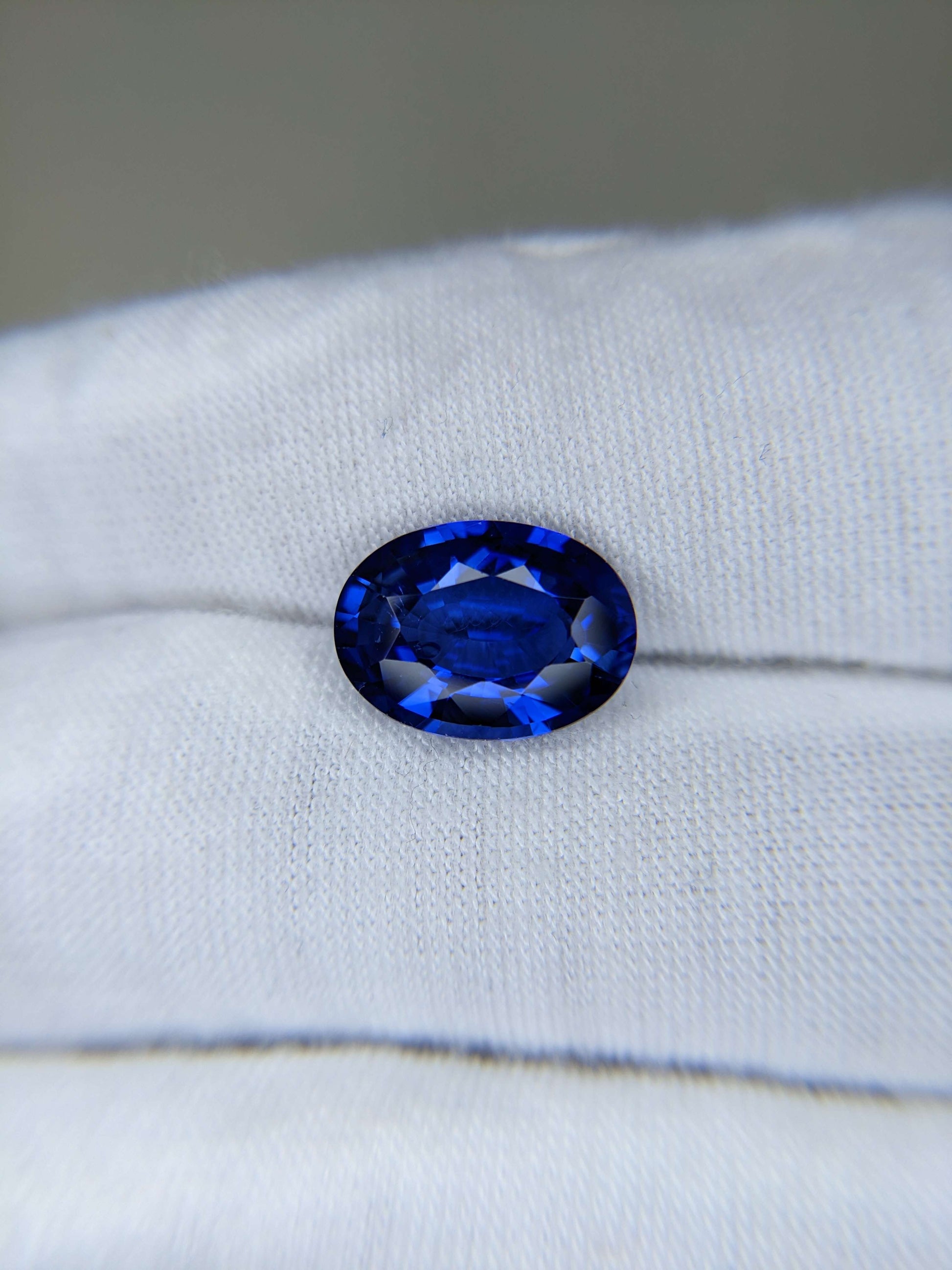 5.67 Carat Oval Cut Heat Royal Blue Sapphire Loose Gemstone