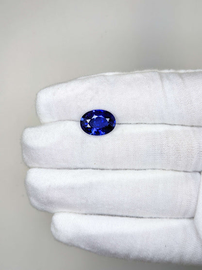 5.67 Carat Oval Cut Heat Royal Blue Sapphire Loose Gemstone On Hand