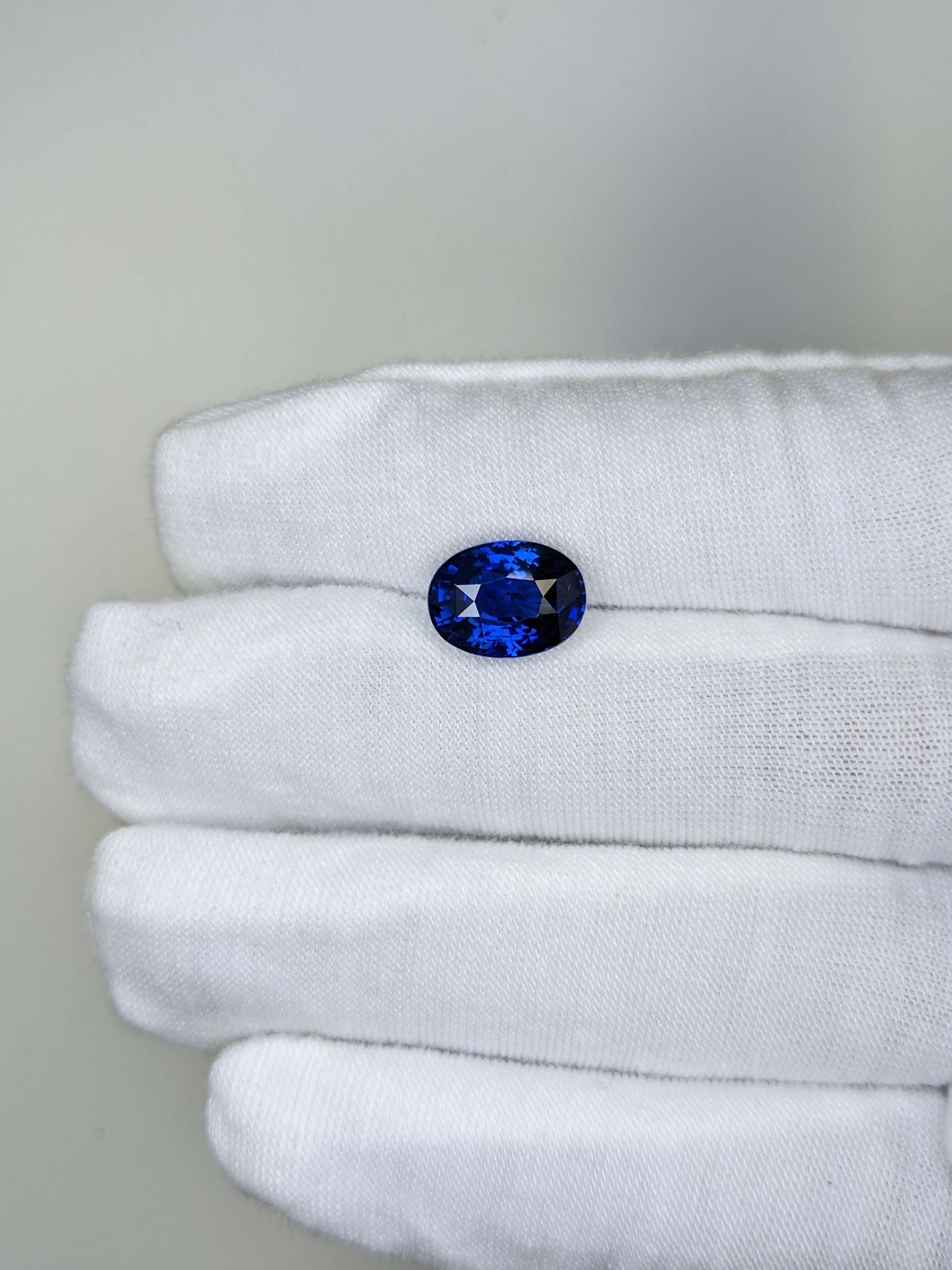 5 Carat Oval Cut Heat Royal Blue Sapphire Loose Gemstone On Hand
