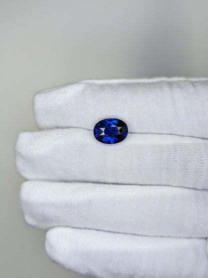 5 Carat Oval Cut Heat Royal Blue Sapphire Loose Gemstone On Hand