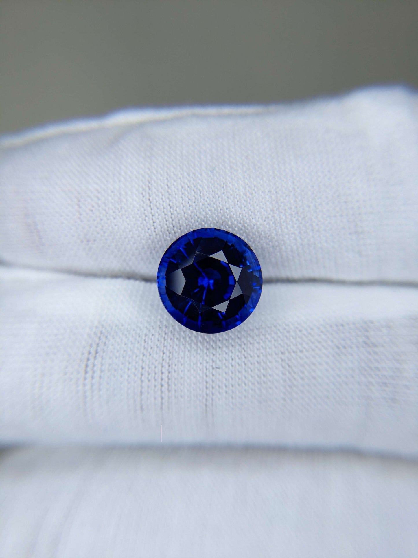 6.41 Carat Round Cut Heat Royal Blue Sapphire Loose Gemstone On Hand