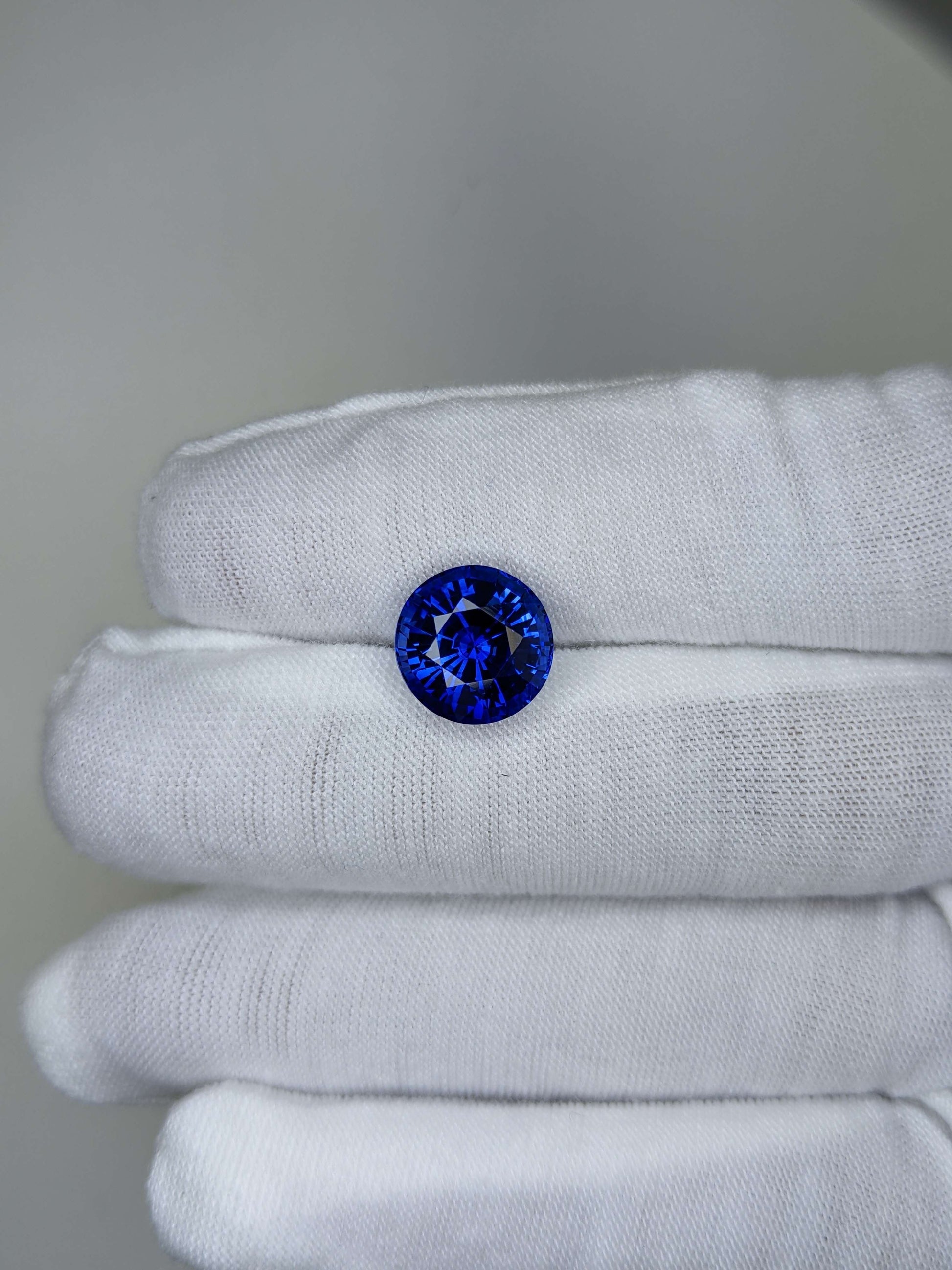 6.41 Carat Round Cut Heat Royal Blue Sapphire Loose Gemstone On Hand 2