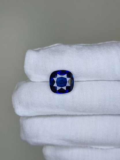7.12 Carat Cushion Cut Heat Royal Blue Sapphire Loose Gemstone On Hand 2
