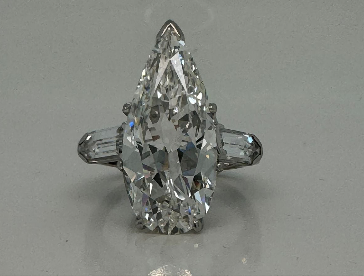 Luxury pear shaped Diamond Ring