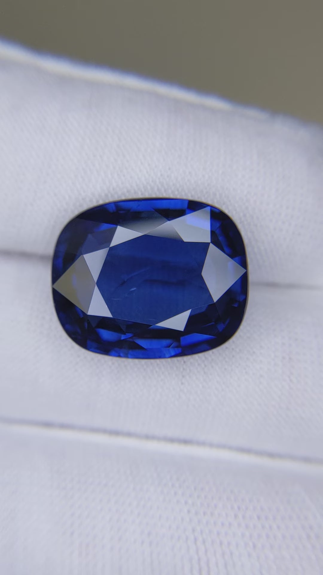 18.62 Carat Cushion Cut No Heat Vivid Blue Sapphire Loose Gemstone GRS Close Video