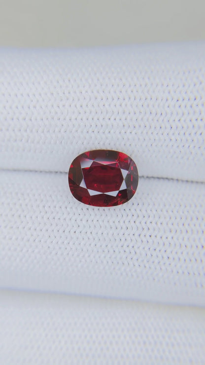 3.05 Carats Oval Cut Heat Pigeon Blood Red Ruby Loose Gemstone Close
