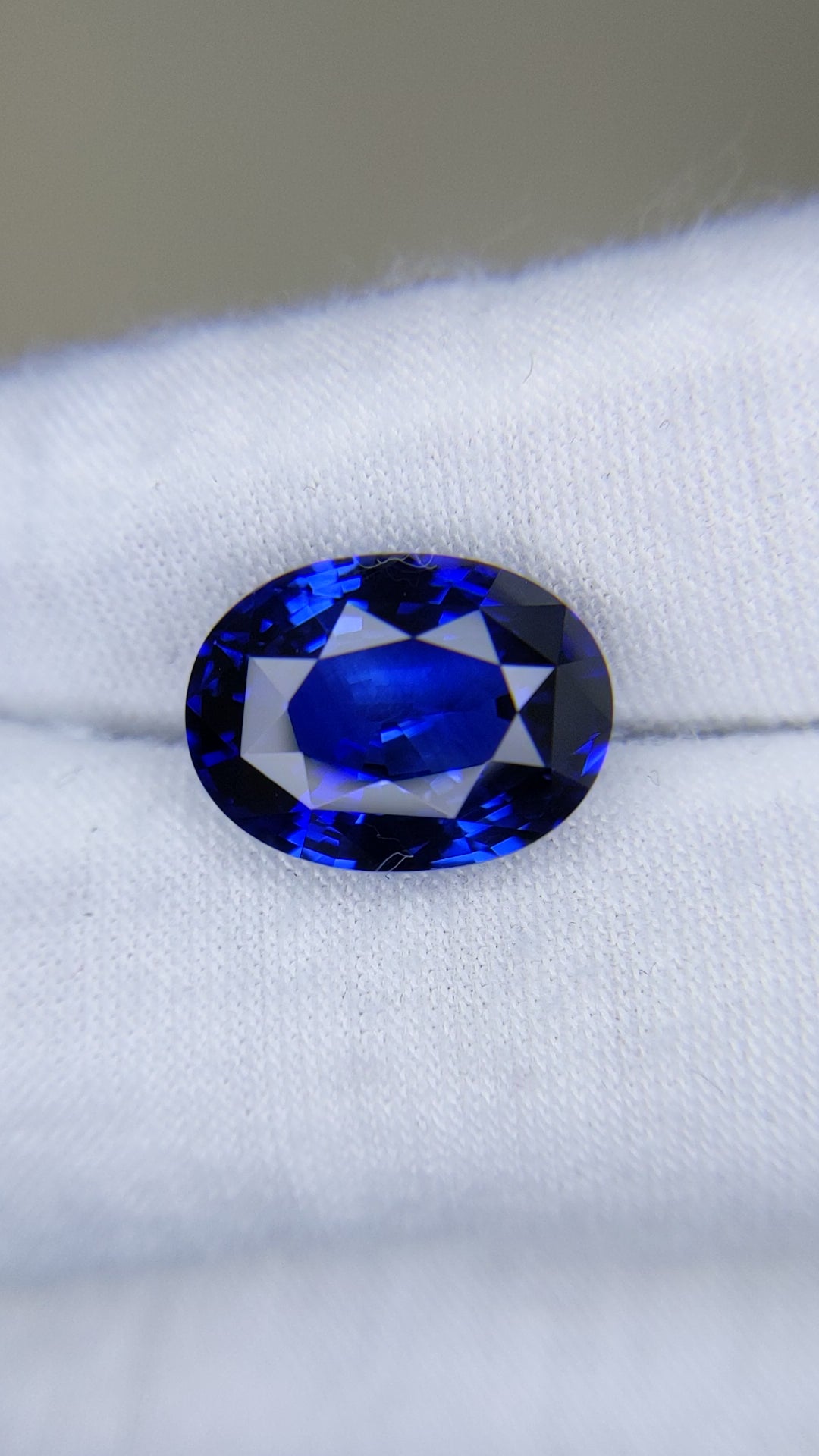 10.27 Carat Oval Cut Heat Royal Blue Sapphire Loose Gemstone GRS Video 3