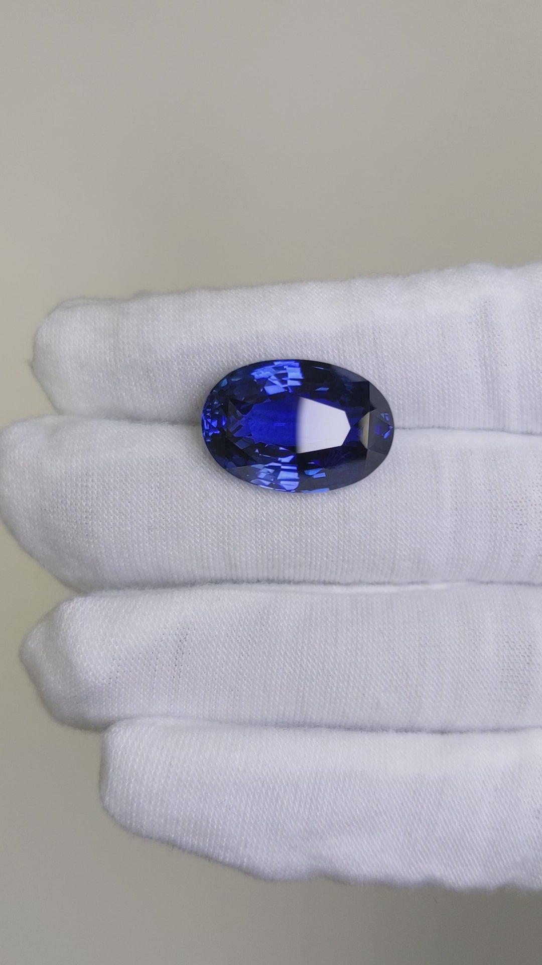 27.27 Carat Oval Cut Heat Vivid Blue Sapphire Loose Gemstone GIA Certified  Video 2