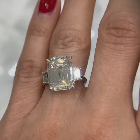 Kassidy 10 Carats Diamond Flanked By Trapezoids Three Stone Ring in White Gold Video