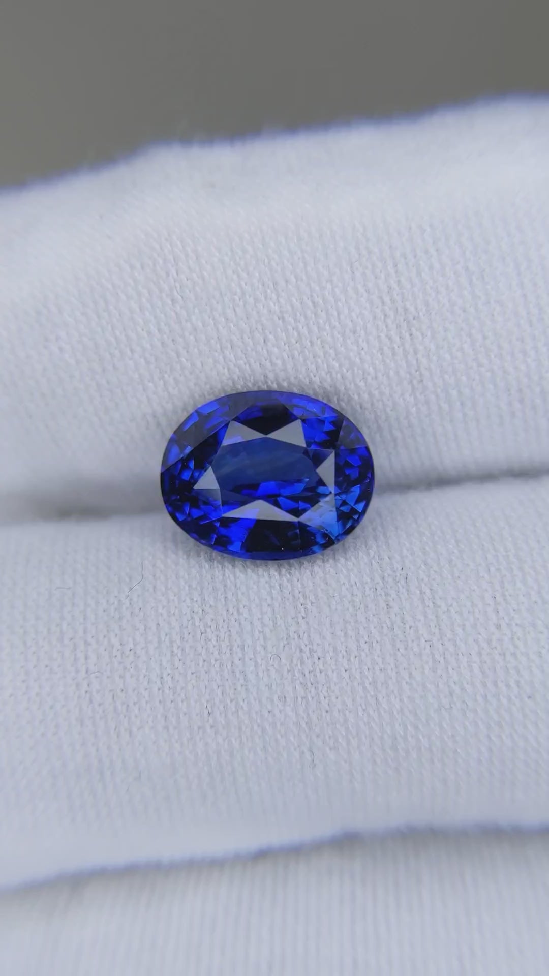 5.03 Carat Oval Cut Heat Medium Blue Sapphire Loose Gemstone GIA Certified Video 2