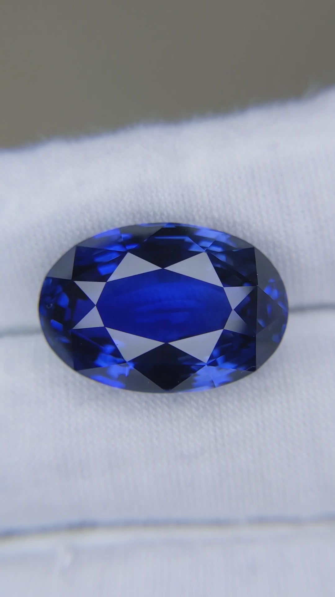 27.27 Carat Oval Cut Heat Vivid Blue Sapphire Loose Gemstone GIA Certified Video 1