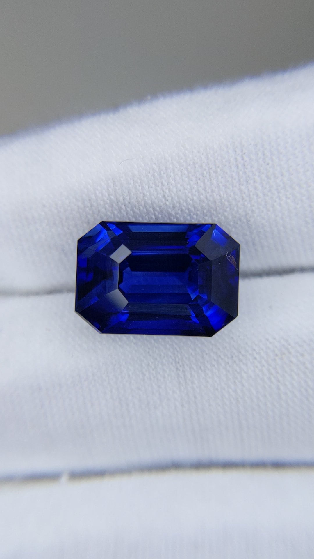 10.94 Carat Emerald Cut Heat Royal Blue Sapphire Loose Gemstone GIA Certified Video 3
