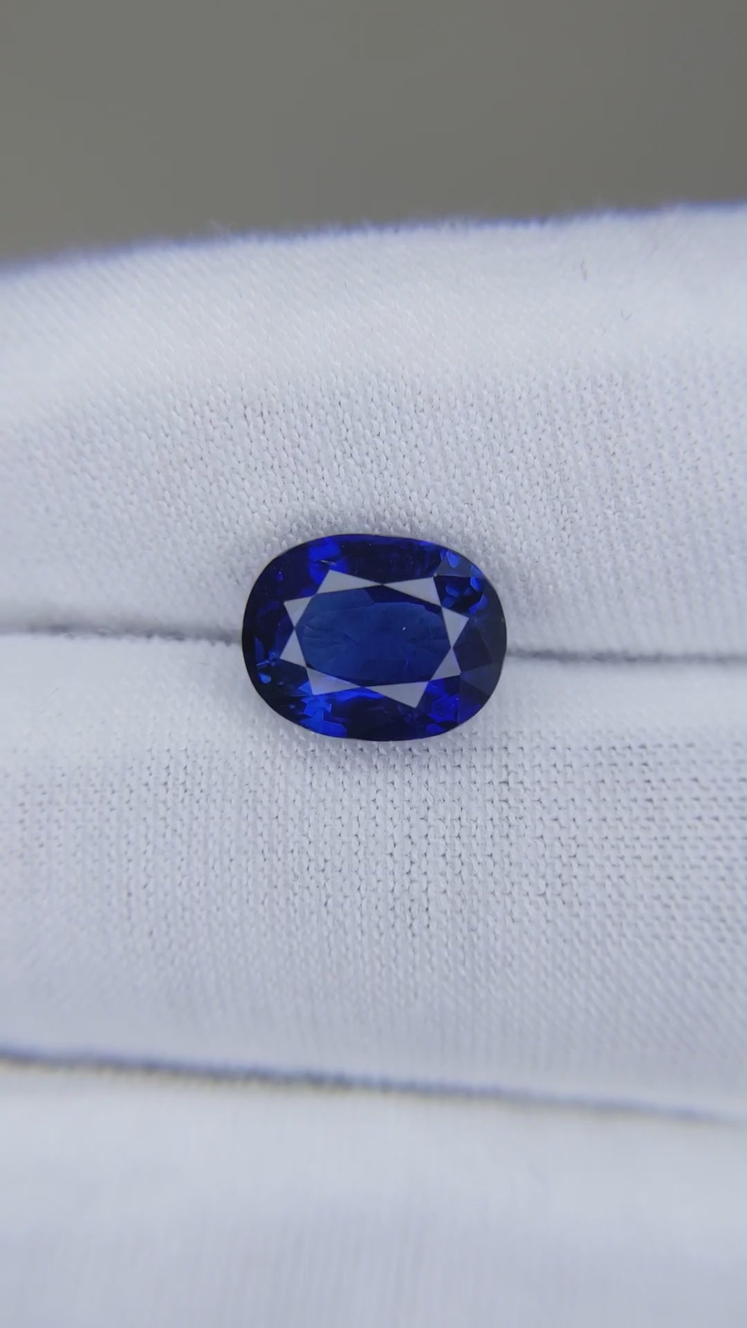 4.33 Carat Oval Cut Heat Blue Sapphire Loose Gemstone GRS Video 1