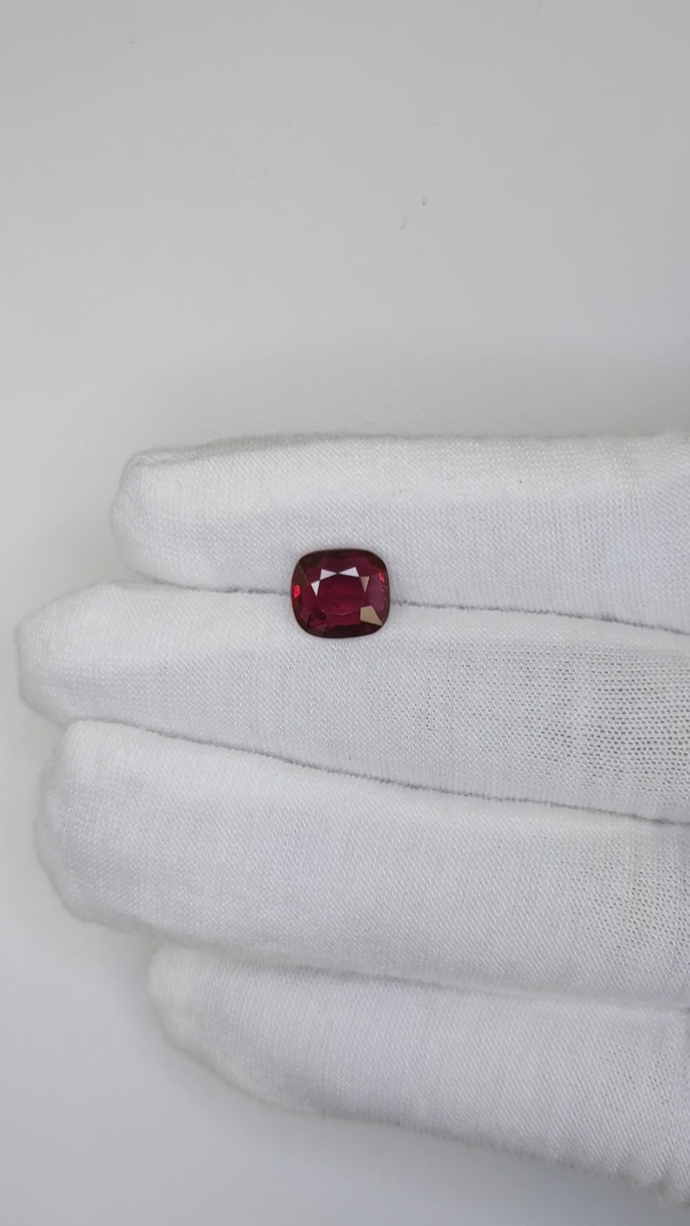 3.01 Carats Cushion Cut No Heat Pigeon Blood Red Ruby Loose Gemstone Far vid
