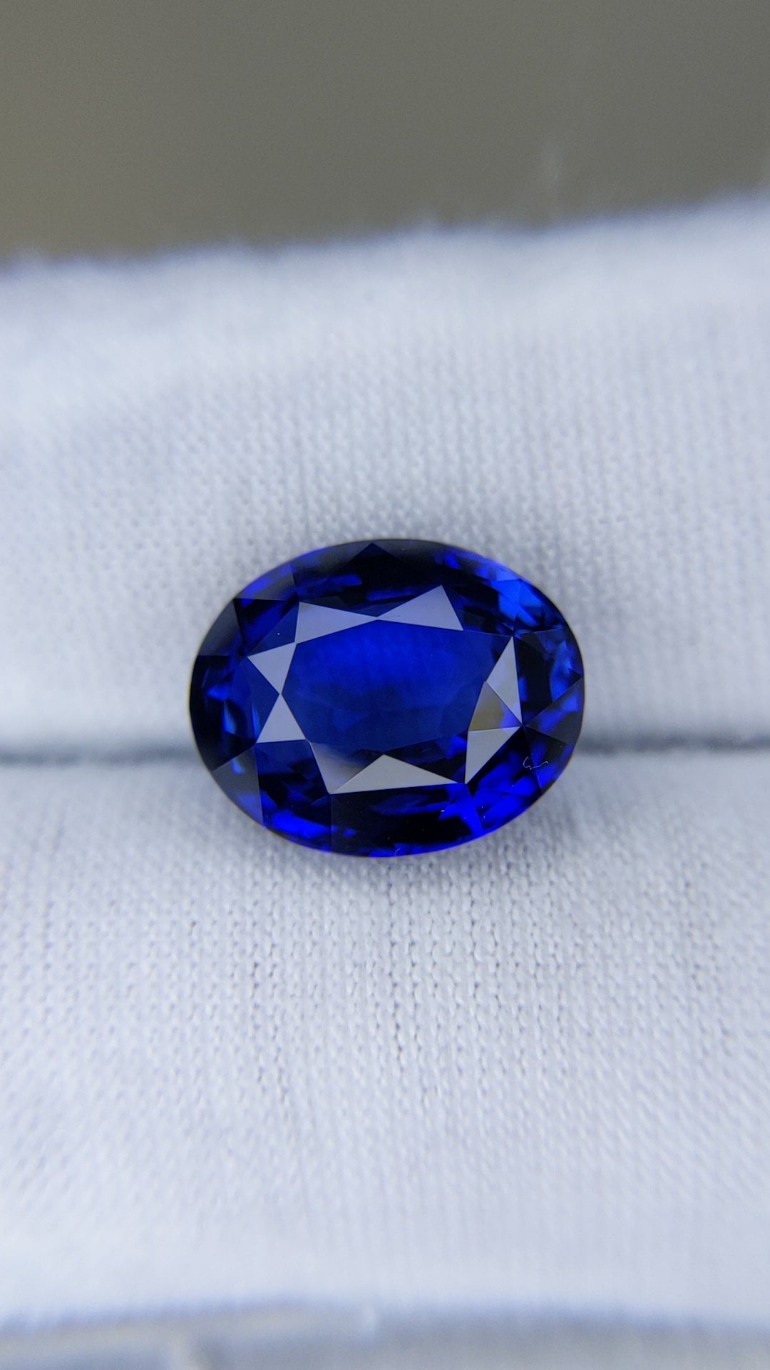 8.96 Carat Oval Cut Heat Royal Blue Sapphire Loose Gemstone GRS Close Video